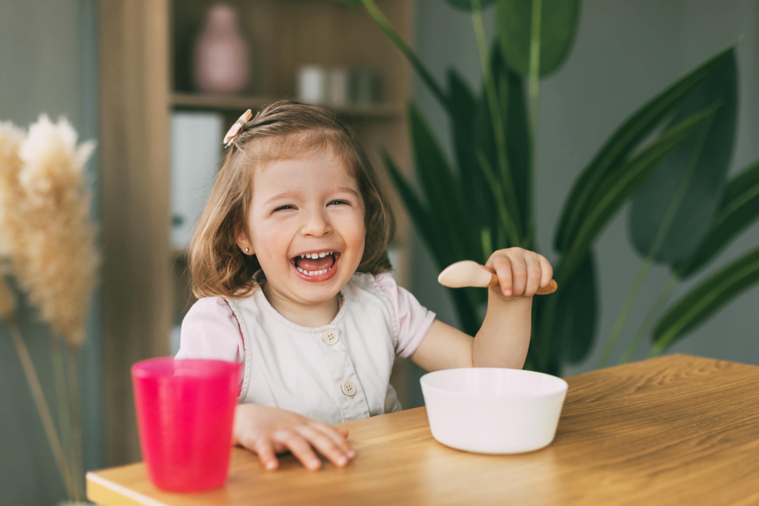 Kind neemt Bachbloesems in via yogurt