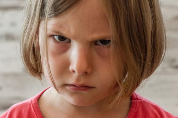 Hoe kalmeer je een boos kind?